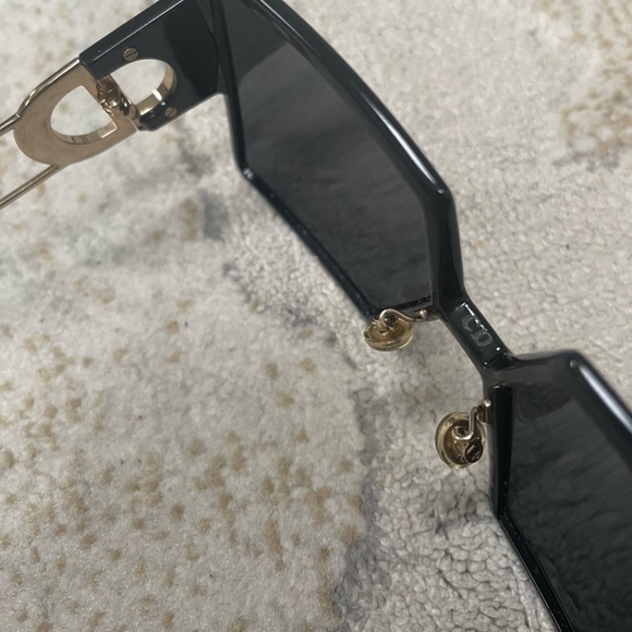 Dior Sunglasses 30Montaigne Black with Gold- with case and cloth- amazing. - Picture 7 of 9